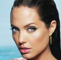 Angelina Jolie Hilangkan Keperjakaan Banyak Pria!