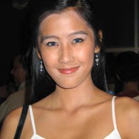 Rasti Virgin Pede dengan Payudaranya