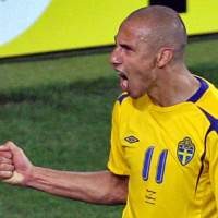 Larsson Bantah Balik ke Barca 