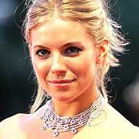 Ngeseks, Sienna Miller Takut Ayah
