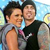 Kejar Karir, Pink Pertaruhkan Rumah Tangga