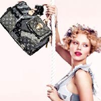 Scarlett Johansson Pamer Tas Louis Vuitton