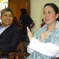 Suami Ira Maya Sopha Ngotot Tak Mau Cerai