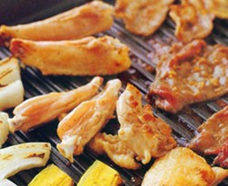 Menyajikan BBQ Seafood dan Daging