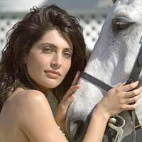 Gadis Bond Ketagihan Berkuda Pakai Bikini