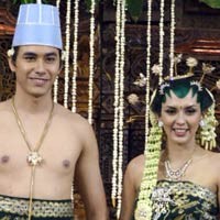 Pulang Resepsi, Donna-Darius Kerokan