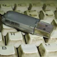 Keroyokan Lima Vendor Kawinkan Hardisk dan Flash