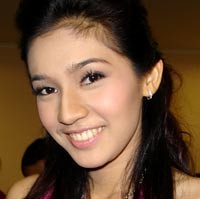 Gila Merah, Dhini Aminarti Jadi Cewek Nakal