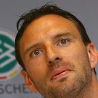 Cedera, Nowotny Putuskan Pensiun 