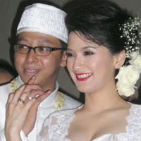 Andhara Early Bulan Madu di Toilet