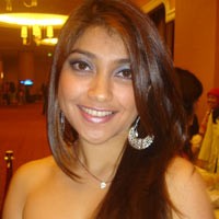 Dilarang Pamer Dada, Sarah Azhari Protes