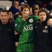 Van der Sar Retak Tulang Hidung