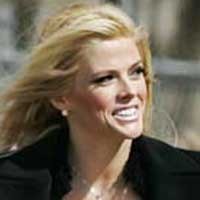 Sebelum Tewas, Anna Nicole Jatuh di Kamar Mandi