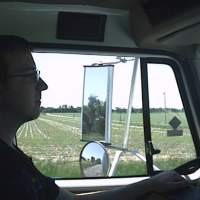 Asyik Dengan MP3 Player, Truk Jatuh Terguling