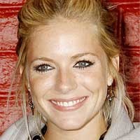 Jadi Gadis Bond, Sienna Miller Reuni Cinta