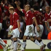 Larsson Antar MU ke Delapan Besar