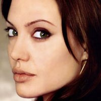 Jolie Jemput Anak Baru di Vietnam