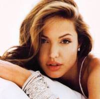 Jolie Jadi Ibu Tanpa Brad Pitt