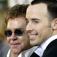 Elton John Imbau Dunia Lawan Homophobia