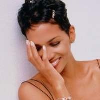 Halle Berry Raih Bintang Walk of Fame