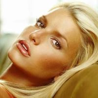 Jessica Simpson Beraksi di Tempat Tidur