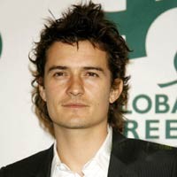 Orlando Bloom Gandeng Model Pakaian Dalam