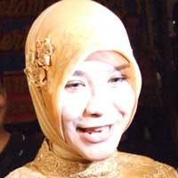Zaskia Mecca Gandeng Pria Bule