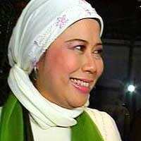 Dewi Yull Dililit Utang Karena Tsunami