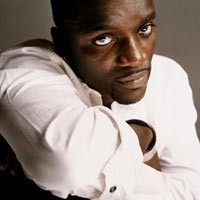 Joget Bareng ABG, Akon Dikecam