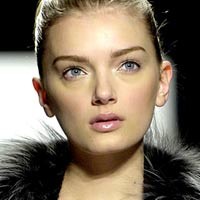 Carolina Herrera Chic dengan Bulu