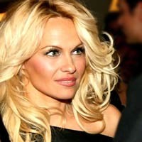 Pamela Anderson Ingin Adopsi Bayi Rusia