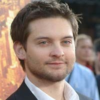 Tobey Maguire Hantam Kamera Fans