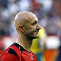 Barthez Baku Pukul dengan Suporter