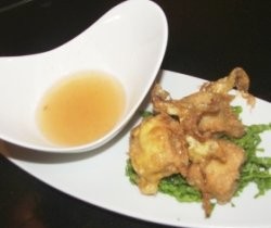 Kanom Pang Muan Nar Goong (Lumpia Udang Saus Plum) 