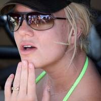 Britney Spears Muntah di Toilet Pria