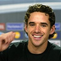 Juli, Hargreves Gabung MU