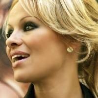 Pamela Anderson Minta Ditelpon 50 Kali Sehari