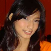 Nadia Saphira Canggung Cium Bibir Cowok Indo