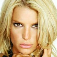 Jessica Simpson Liar di Tempat Tidur