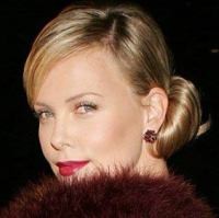 Salah Pakai Jam, Charlize Theron Dituntut