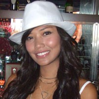 Shanty Bergumul dengan Kecoa