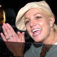 Britney Spears Buka Baju di Depan Paparazzi