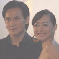 Dewi Rezer-Marcellino Piknik Sambil Bulan Madu