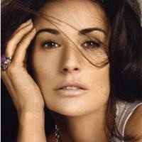 Hindari Kamera, Demi Moore Pamer Payudara