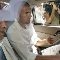 Zidane-SBY Main Bola di Taman Bunga