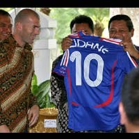 Dapat Kaos dari Zidane, SBY Tersenyum Lebar