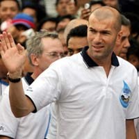 Zizou Mungkin Kembali ke Sepakbola