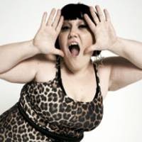 Vokalis Band Pamer Alat Kelamin Saat Konser