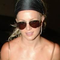 Biar Seksi, Britney Ngelamar jadi Pelayan