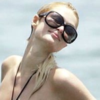 Paris Hilton Pamer Payudara di Malibu
